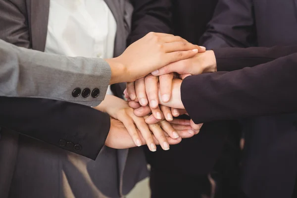 Empresarios apilando manos — Foto de Stock