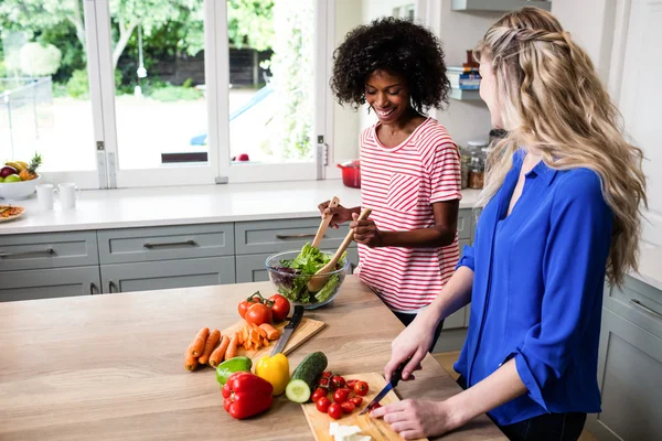 Amigos do sexo feminino preparar comida — Fotografia de Stock