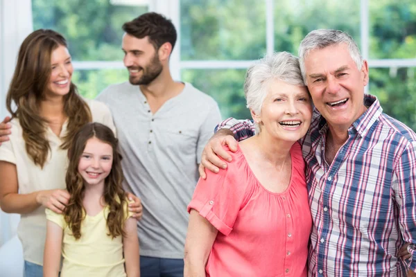 Mor-och farföräldrar med familjen hemma — Stockfoto