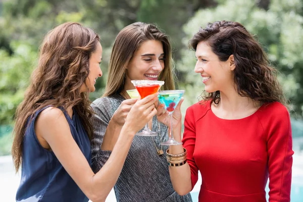 Amici che bevono cocktail — Foto Stock