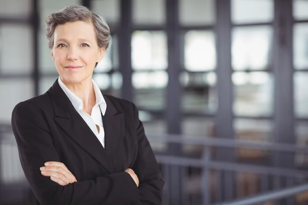 Geschäftsfrau steht am Geländer — Stockfoto