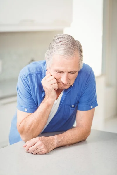 Homme âgé déprimé penché sur la table — Photo