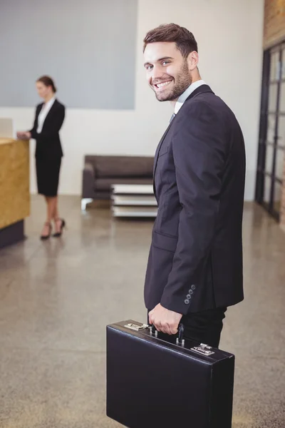 Homme d'affaires avec mallette au bureau — Photo