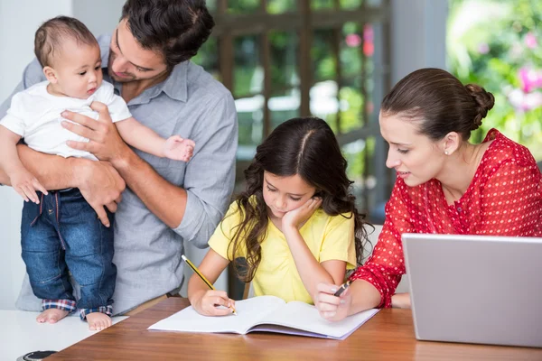 Moeder helpen dochter met huiswerk — Stockfoto