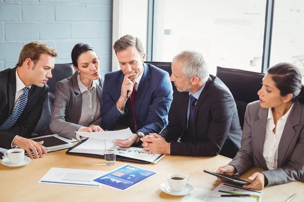 Empresários na Sala de Conferências — Fotografia de Stock