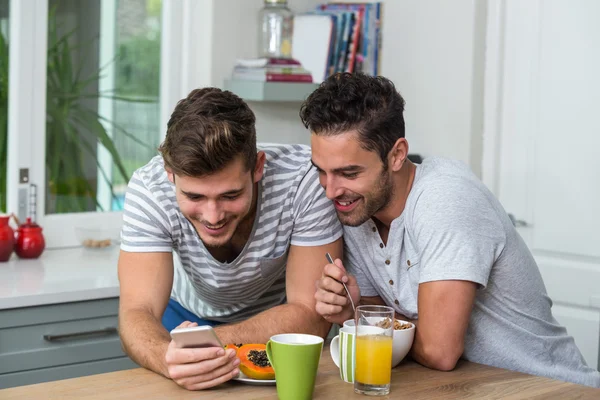 Мужчины друзья с помощью телефона — стоковое фото