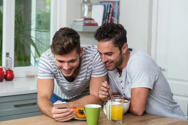 Amis masculins utilisant le téléphone — Photo