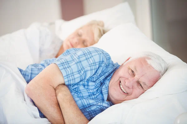 Man met vrouw op bed liggen — Stockfoto