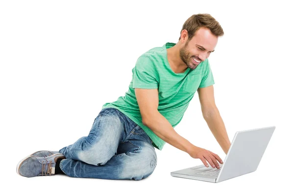 男人使用笔记本电脑 — 图库照片