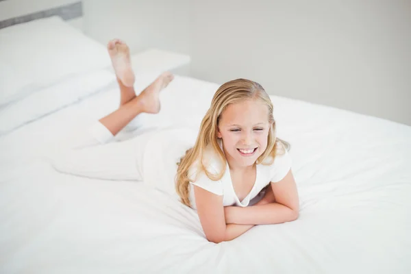 Chica relajante en la cama —  Fotos de Stock