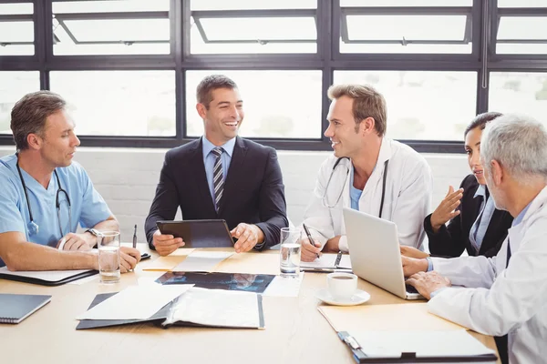 Medisch team interactie in vergaderruimte — Stockfoto