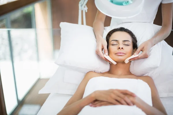 Woman receiving facial massage — Stock Photo, Image