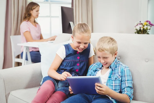 Niños usando tableta digital — Foto de Stock