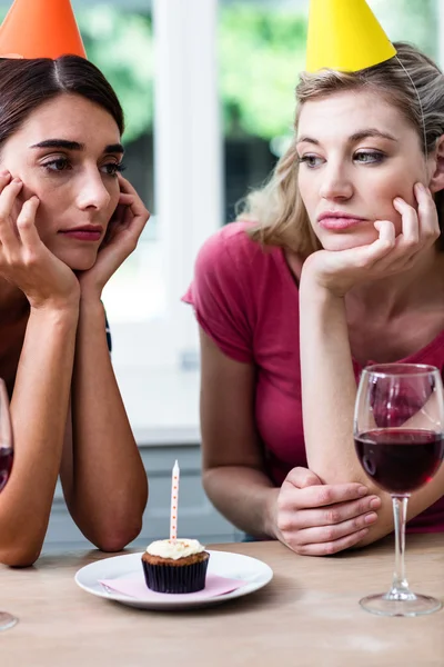 Amigos tristes durante a festa de aniversário — Fotografia de Stock