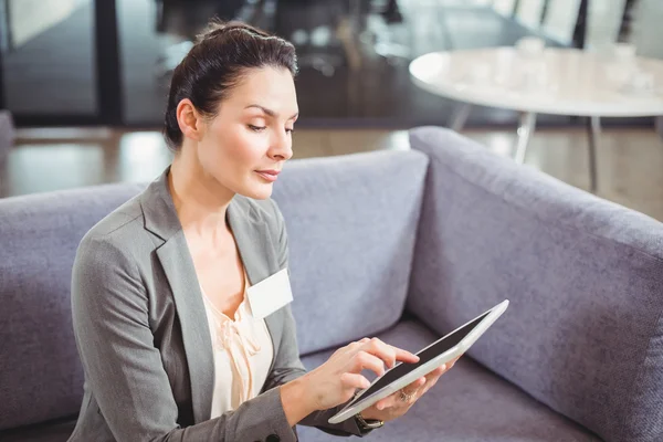 Zakenvrouw die digitale tablet gebruikt — Stockfoto