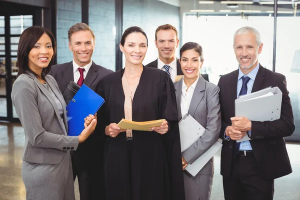 Abogado de pie junto a empresarios — Foto de Stock