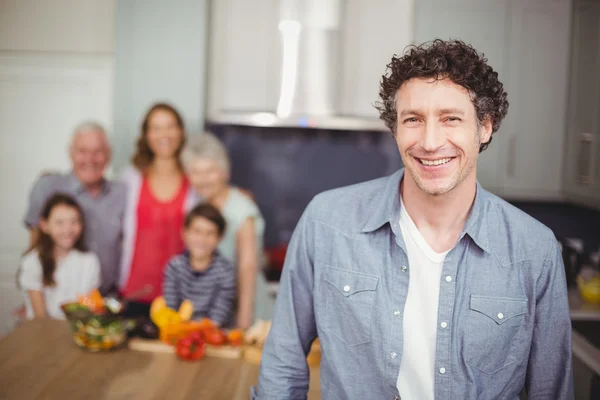 Homme avec famille dans la cuisine — Photo