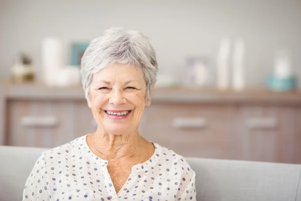 Seniorin sitzt auf Sofa — Stockfoto