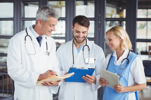 Doctor discutiendo con compañeros de trabajo — Foto de Stock