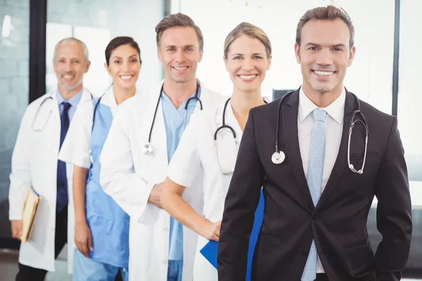 Equipo médico sonriendo en el hospital — Foto de Stock