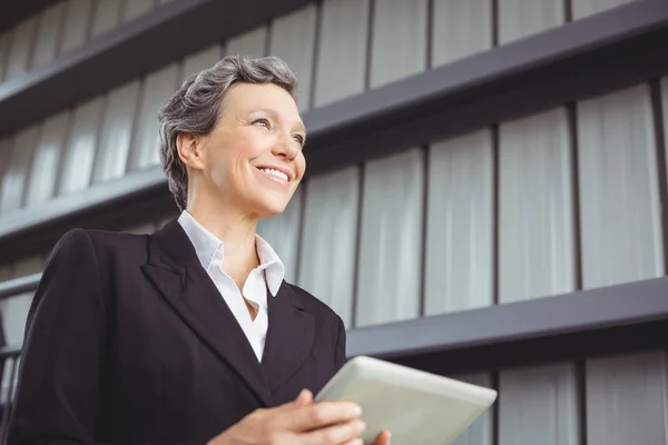 Bizneswoman za pomocą tabletu cyfrowego w biurze — Zdjęcie stockowe