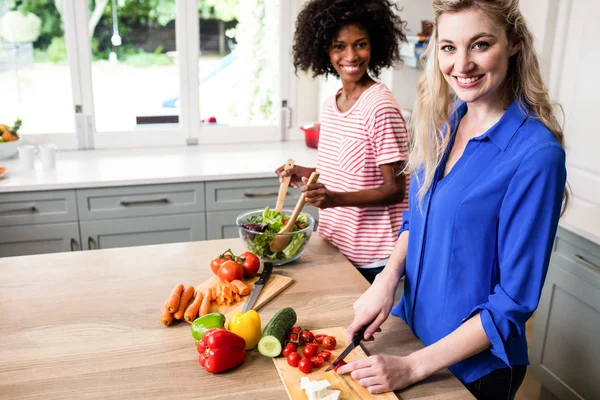 Female friends preparing food — Stock Photo, Image