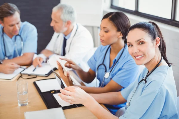 Médico sorrindo na sala de conferências — Fotografia de Stock