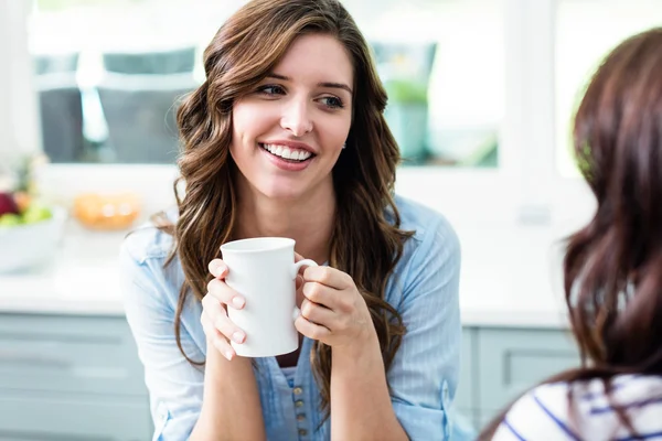 Vrienden houden koffiemokken — Stockfoto