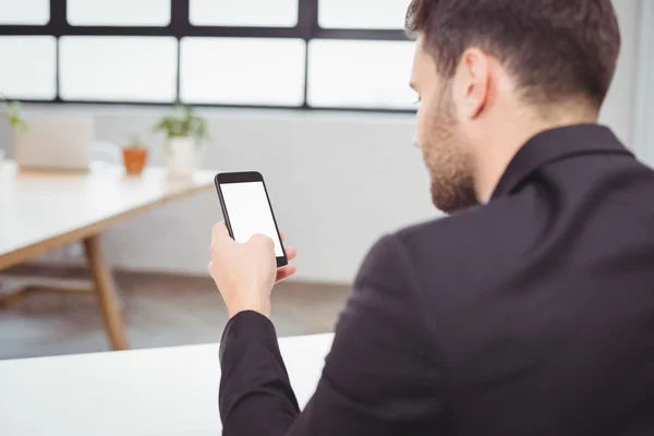 Zakenman met Smartphone in Office — Stockfoto