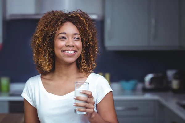 Femme tenant un verre de lait — Photo