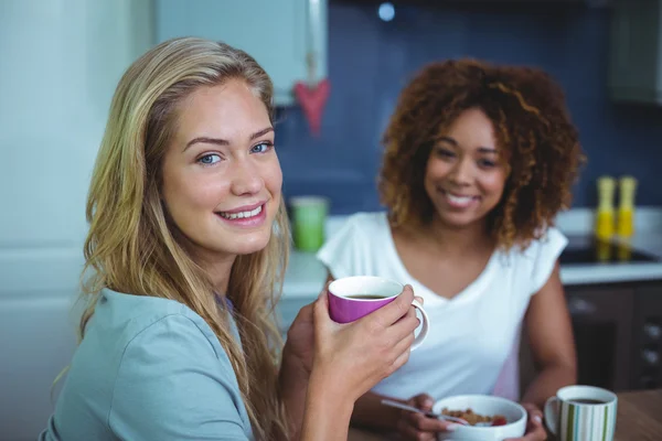 Frau trinkt Kaffee mit Freundin — Stockfoto