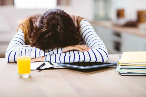 Mujer durmiendo con la cabeza por la tableta digital — Foto de Stock