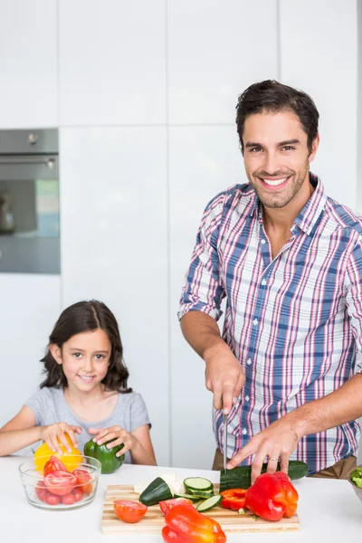 Far skär zucchini med dotter — Stockfoto