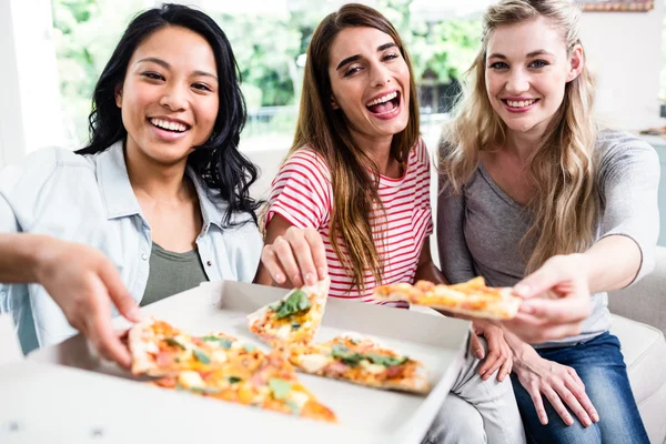 Női meg pizzát eszik — Stock Fotó