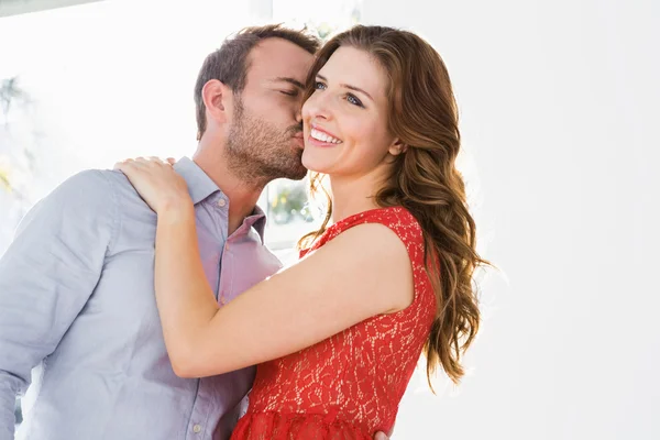 Homem beijando mulher na bochecha — Fotografia de Stock