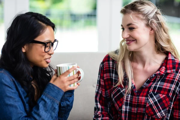 Vrouwelijke vrienden drinken koffie — Stockfoto