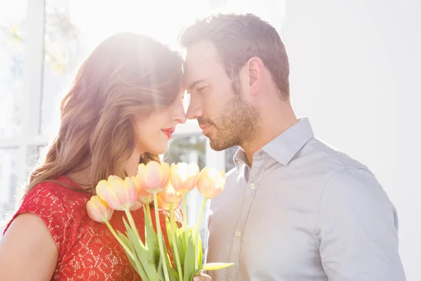 Hombre ofreciendo ramo de flores a la mujer —  Fotos de Stock