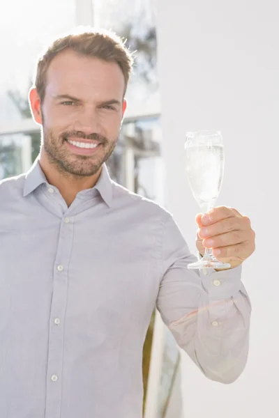 Uomo in possesso di un bicchiere di champagne — Foto Stock
