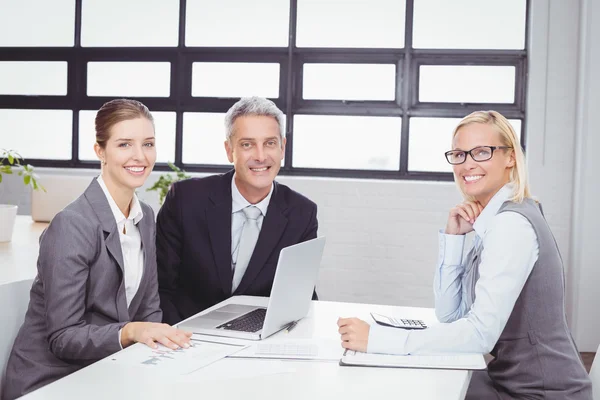 Gente de negocios con cliente — Foto de Stock