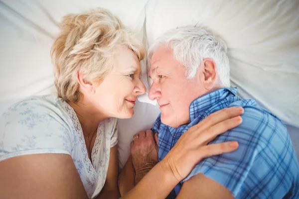 Seniorenpaar liegt sich gegenüber — Stockfoto