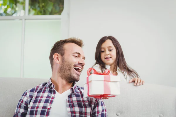 Dotter att ge gåva till far — Stockfoto