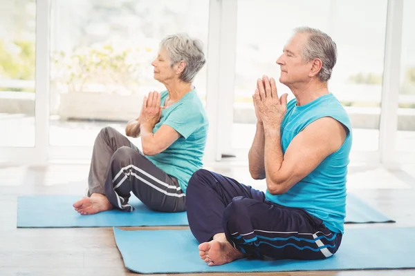 Äldre par utför yoga — Stockfoto