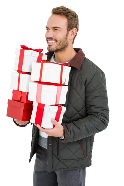 Joven sosteniendo regalos — Foto de Stock