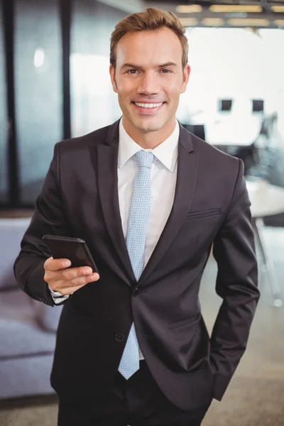 Affärsman som håller mobiltelefon — Stockfoto