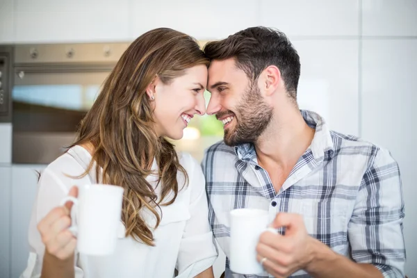 Paar mit Kaffeebechern — Stockfoto