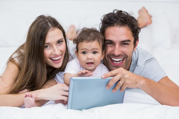 Portrait de couple avec bébé et tablette — Photo