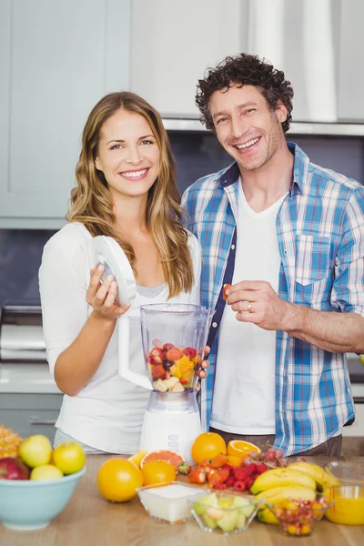 Couple preparing fruit juice — Stock Photo, Image