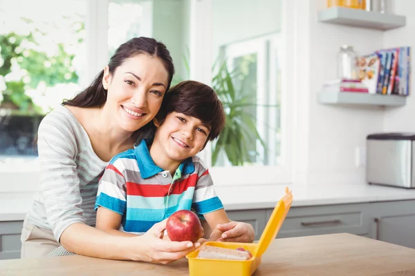 Madre e hijo con lonchera — Foto de Stock