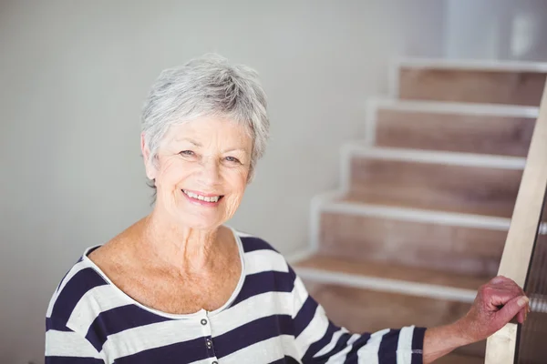 Porträt einer glücklichen Seniorin gegen Treppe — Stockfoto