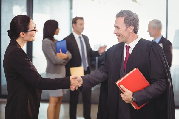 Geschäftsfrau schüttelt Anwältin die Hand — Stockfoto